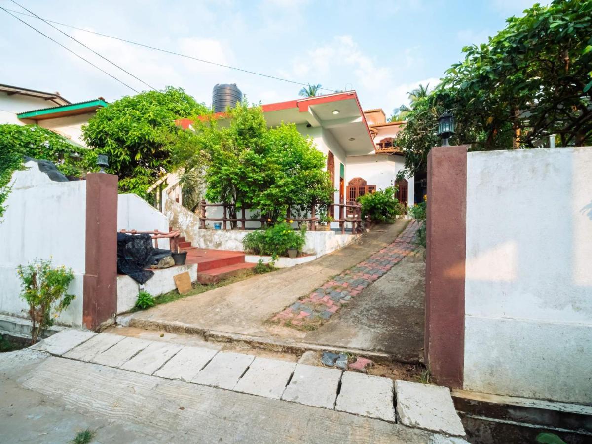 Surfing Guest House Matara Esterno foto