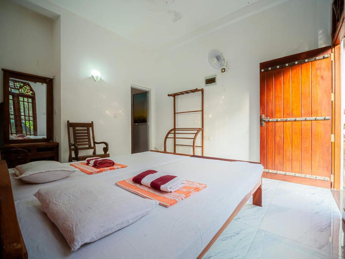 Surfing Guest House Matara Esterno foto